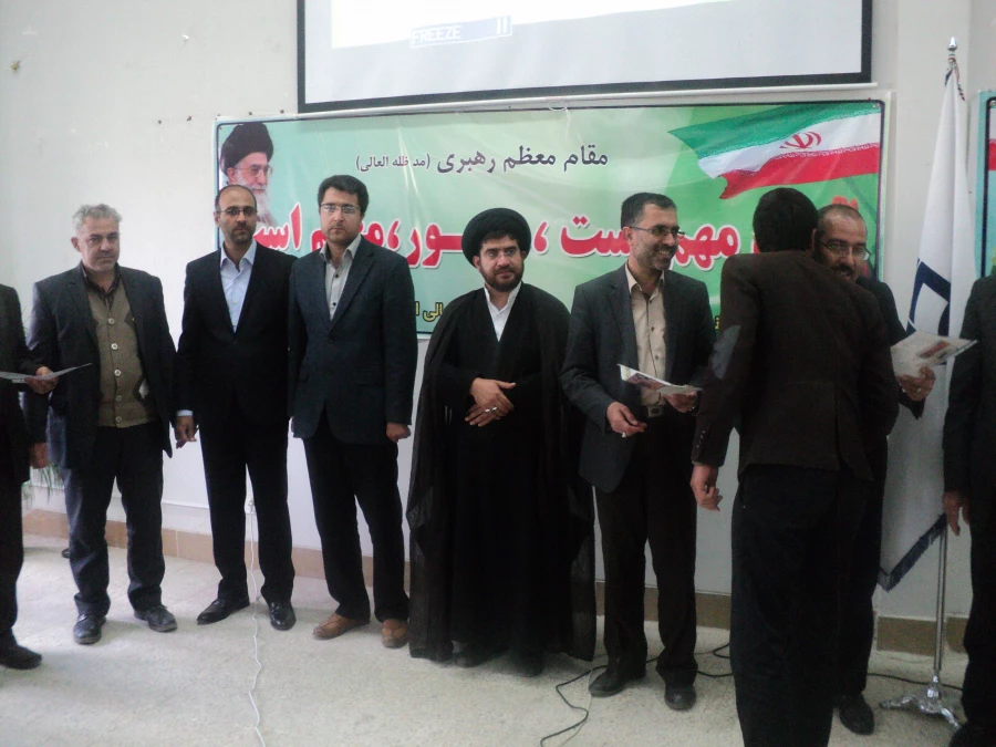 معلمی عشق است و ایثار و گذشت اگر به دیده شغل بدان می نگری آن را رها کن،والا بر تو مبارکباد.