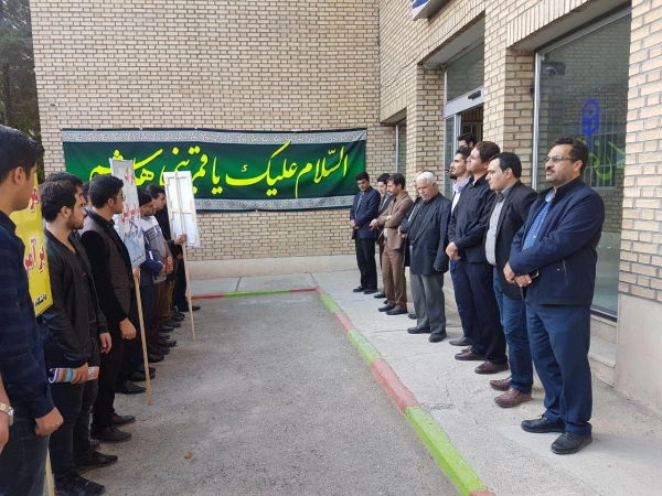 تجمع اعتراض آمیز کارکنان و دانشجویان مرکز آموزش عالی امام خمینی(ره) سلماس در اعتراض به سخنان ضد ایرانی رئیس جمهور آمریکا