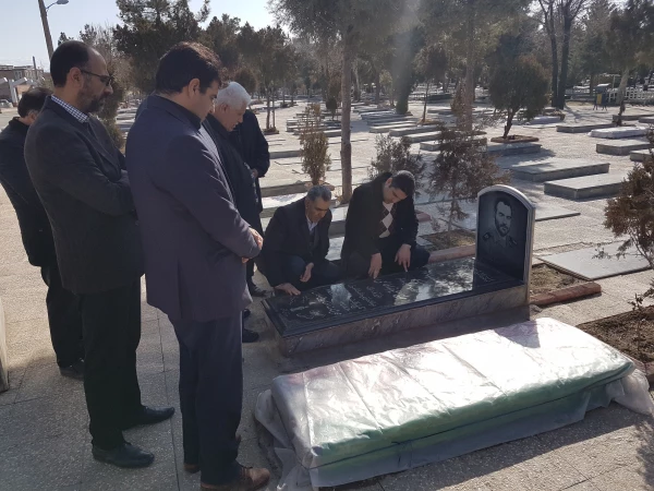 تجدید میثاق کارکنان مرکز آموزش عالی امام خمینی (ره) با آرمان های شهدای والا مقام انقلاب اسلامی به مناسبت ایام الله دهه ی فجر انقلاب اسلامی