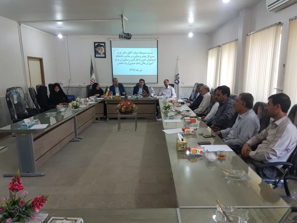 دکترعرب مدیرکل مراکز مشاوره وامورسلامت در جمع مشاوران پردیس ها ومراکز دانشگاه فرهنگیان آذربایجان غربی :