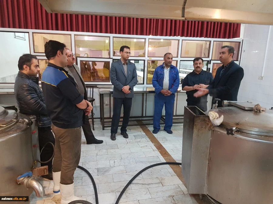 گفتگوی صمیمی دکتر محمودلو سرپرست امور پردیس های آذربایجان غربی با دانشجو معلمان و بررسی مسائل ومشکلات سالن غذاخوری