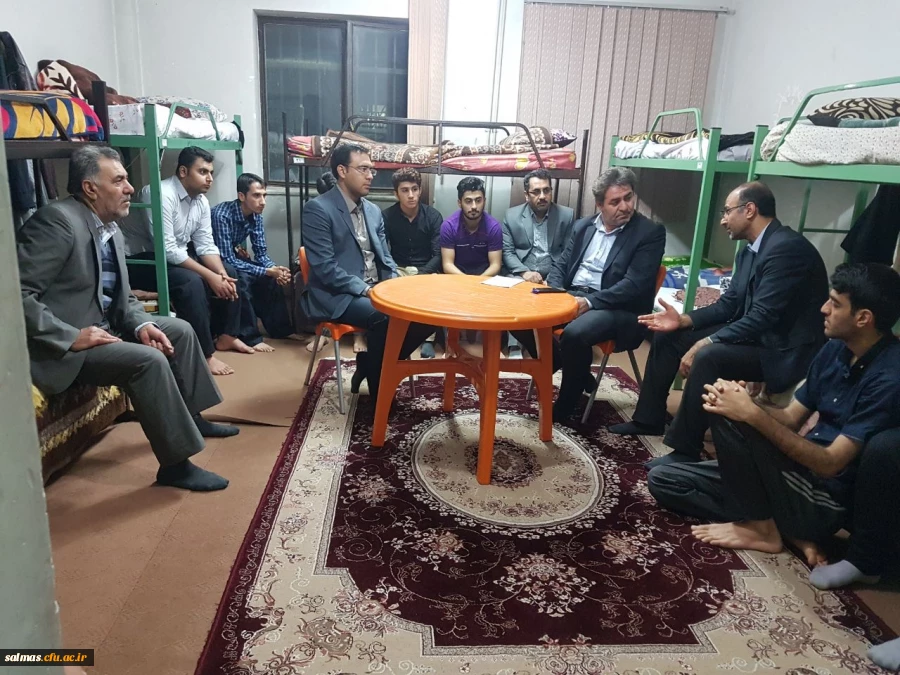 گفتگوی صمیمی دکتر محمودلو سرپرست امور پردیس های آذربایجان غربی با دانشجو معلمان