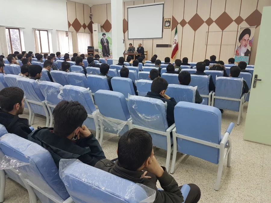 کلاس توجیهی آیین نامه های آموزشی توسط سرپرست محترم مرکز امام خمینی(‹ه) برگزار شد.