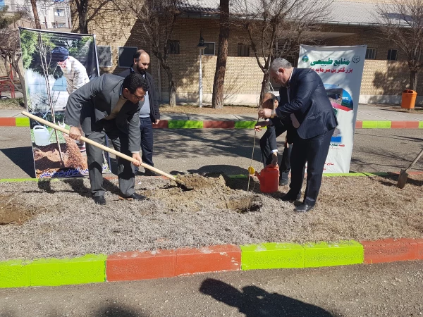 به مناسبت روز درختکاری ۲۰۰ اصله نهال در محوطه ی دانشگاه فرهنگیان واحد امام خمینی(ره) سلماس غرس شد.