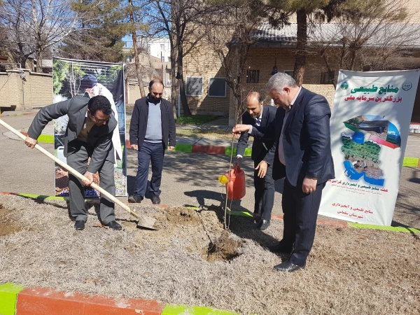 به مناسبت روز درختکاری ۲۰۰ اصله نهال در محوطه ی دانشگاه فرهنگیان واحد امام خمینی(ره) سلماس غرس شد.