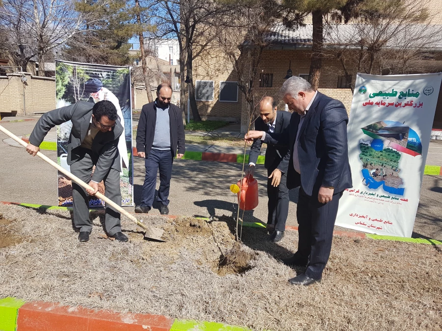 به مناسبت روز درختکاری ۲۰۰ اصله نهال در محوطه ی دانشگاه فرهنگیان واحد امام خمینی(ره) سلماس غرس شد.