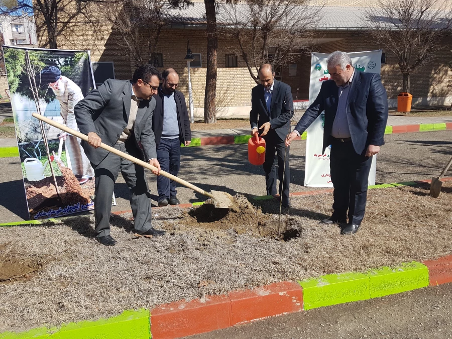 به مناسبت روز درختکاری ۲۰۰ اصله نهال در محوطه ی دانشگاه فرهنگیان واحد امام خمینی(ره) سلماس غرس شد.