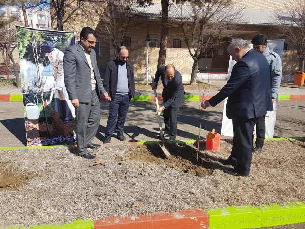 به مناسبت روز درختکاری ۲۰۰ اصله نهال در محوطه ی دانشگاه فرهنگیان واحد امام خمینی(ره) سلماس غرس شد.