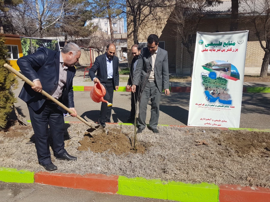 به مناسبت روز درختکاری ۲۰۰ اصله نهال در محوطه ی دانشگاه فرهنگیان واحد امام خمینی(ره) سلماس غرس شد.