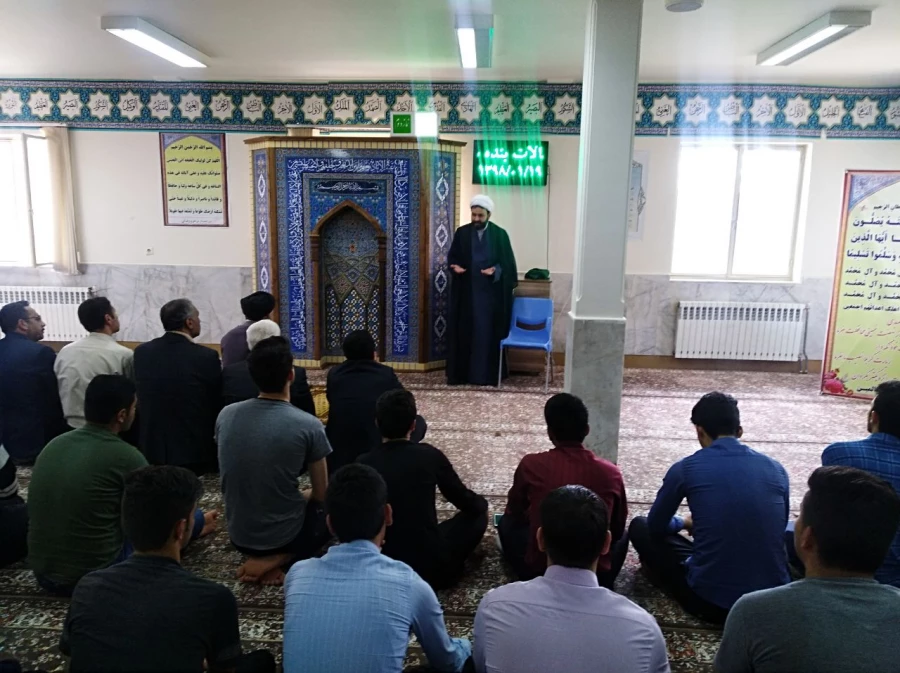 نشست صمیمی حجت الاسلام والمسلمین دکتر بیگی مسئول نهاد رهبری دانشگاه فرهنگیان استان با دانشجویان