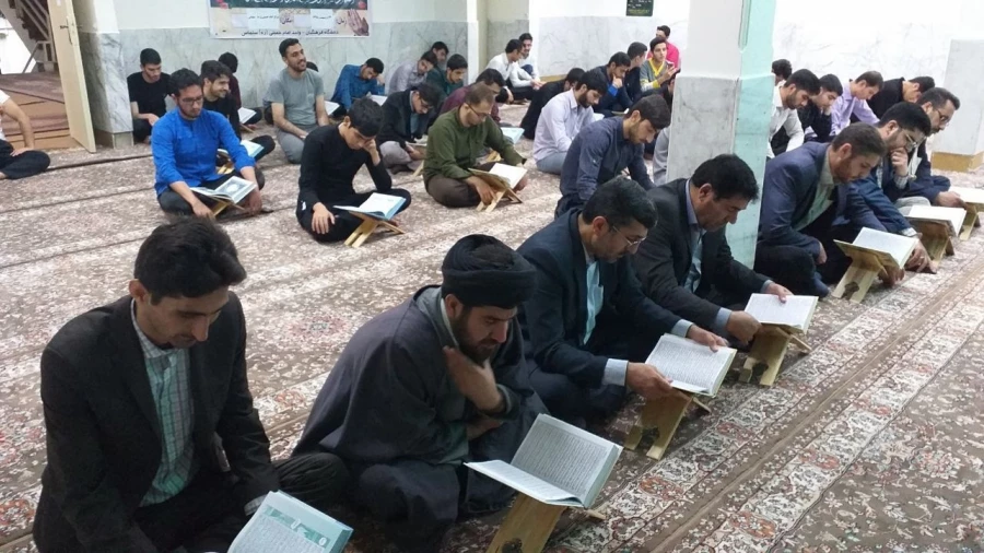 مراسم پر فیض محفل انس با قرآن کریم با حضور قاریان برجسته ی شهرستان سلماس در مرکز امام خمینی(ره) سلماس برگزار شد.