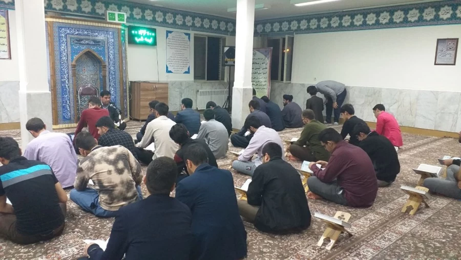 مراسم پر فیض محفل انس با قرآن کریم با حضور قاریان برجسته ی شهرستان سلماس در مرکز امام خمینی(ره) سلماس برگزار شد.