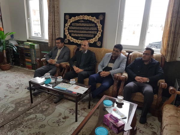 دیدار کارکنان مرکز امام خمینی(ره) سلماس از حوزه ی علمیه امام علی(ع) سلماس در آستانه هفته ی وحدت حوزه و دانشگاه 