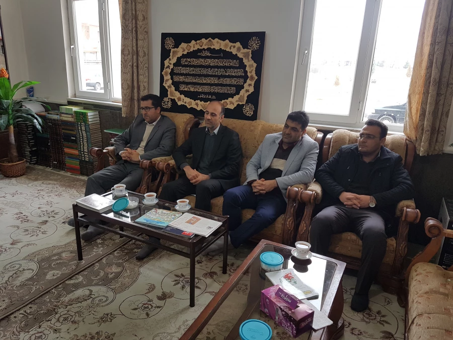 دیدار کارکنان مرکز امام خمینی(ره) سلماس از حوزه ی علمیه امام علی(ع) سلماس در آستانه هفته ی وحدت حوزه و دانشگاه 