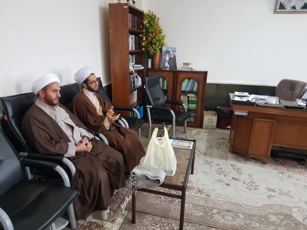 دیدار کارکنان مرکز امام خمینی(ره) سلماس از حوزه ی علمیه امام علی(ع) سلماس در آستانه هفته ی وحدت حوزه و دانشگاه 