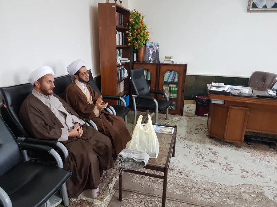 دیدار کارکنان مرکز امام خمینی(ره) سلماس از حوزه ی علمیه امام علی(ع) سلماس در آستانه هفته ی وحدت حوزه و دانشگاه 