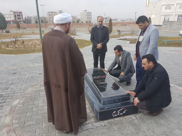 ادای احترام به شهید گمنام 